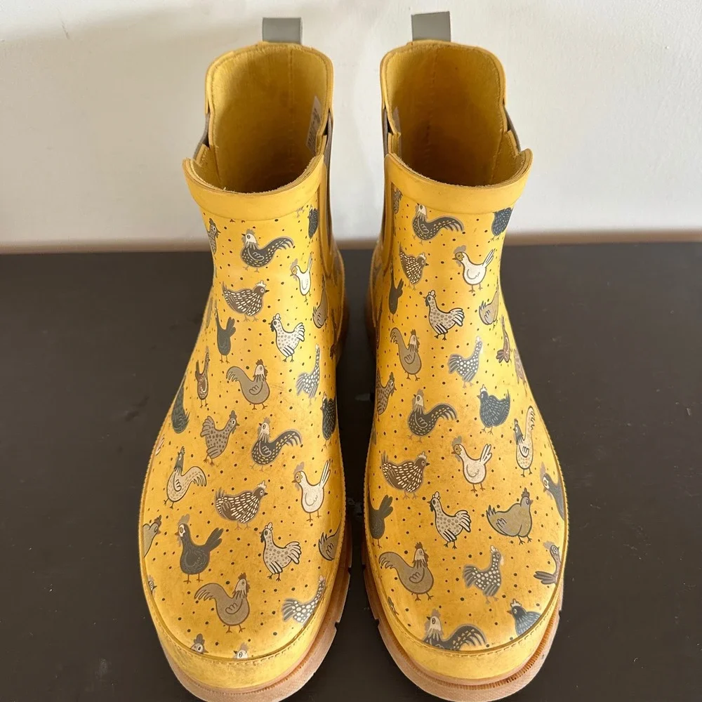 Western Chief Hen Frenzy Chelsea Yellow Chicken Print Rain Garden Boots Womens 9